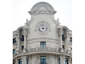 Relógio de fachada com números romanos