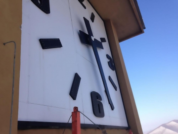 Relógio de fachada quadrado com montagem semi-embutida
