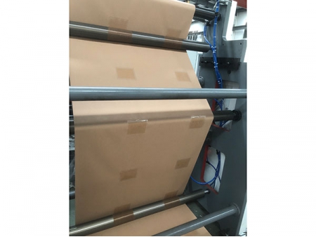 Máquina para fabricação de sacos de papel kraft com visor