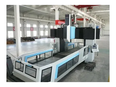 Mandriladora e fresadora CNC portal, Mandriladora e fresadora CNC portal com pórtico fixo e mesa móvel