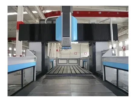 Mandriladora e fresadora CNC portal, Mandriladora e fresadora CNC portal com pórtico fixo e mesa móvel