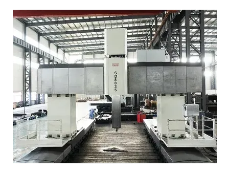 Mandriladora e fresadora CNC portal, Mandriladora e fresadora CNC portal com pórtico móvel e mesa fixa