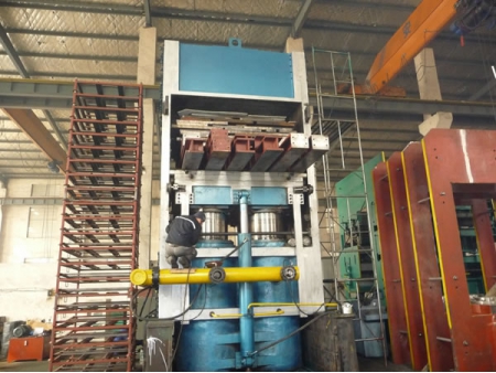 Máquina de moldagem por compressão lateral de placas