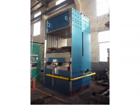 Máquina de moldagem por compressão lateral de placas