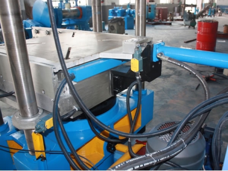 Prensa automática para moldagem de borracha