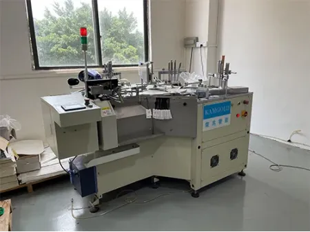 Máquina automática para aplicação de etiquetas com cordão  F-910