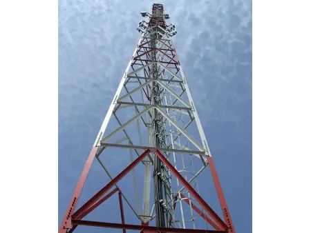 Torre de telecomunicação cantoneira triangular