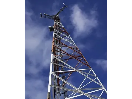 Torre de telecomunicação cantoneira triangular