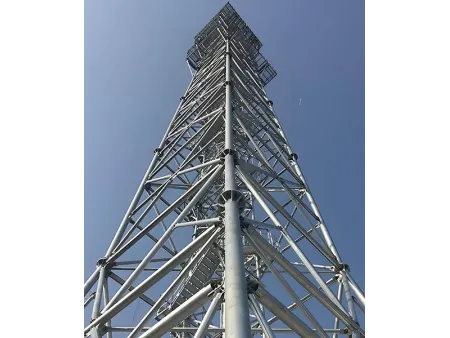 Torre de telecomunicação cantoneira quadrada