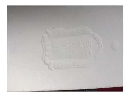 Máquina de gravação em relevo para papelão automática