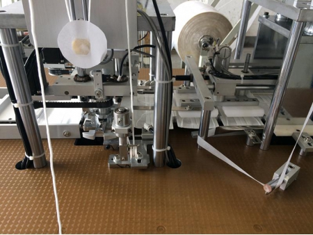 Máquina para soldar o elástico interno da máscara cirúrgica
