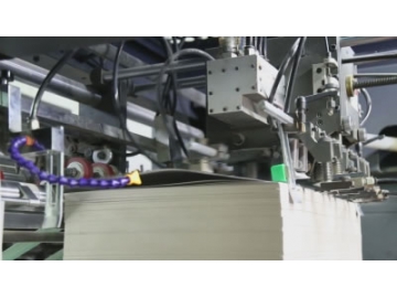 Máquina de corte e vinco e descarga de residuos