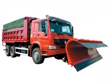 <strong>Caminhão limpa-neve</strong> multifuncional
