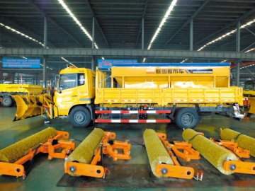 <strong>Caminhão limpa-neve</strong> multifuncional