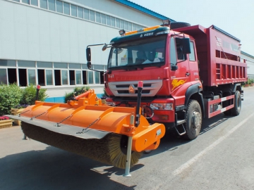 <strong>Caminhão limpa-neve</strong> multifuncional