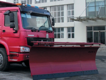 <strong>Caminhão limpa-neve</strong> multifuncional
